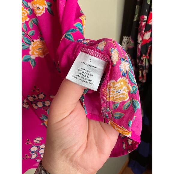 Pink Rose V-Neck Floral Top Short Sleeve Pullover Pink/Multicolor Size L NWT - Picture 3 of 4